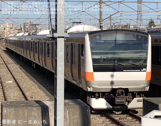 【JR東】サロE233-3ユニットとサロE233-4ユニットが2両ずつ単独で留置にを豊田車両センター付近で撮影した写真