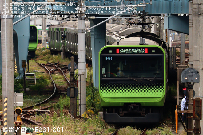【JR東】E235系トウ24編成 東京総合車両センタ一入場を大崎駅で撮影した写真