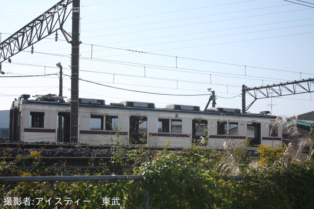 【東武】9000系9101Fの解体が進行中の拡大写真