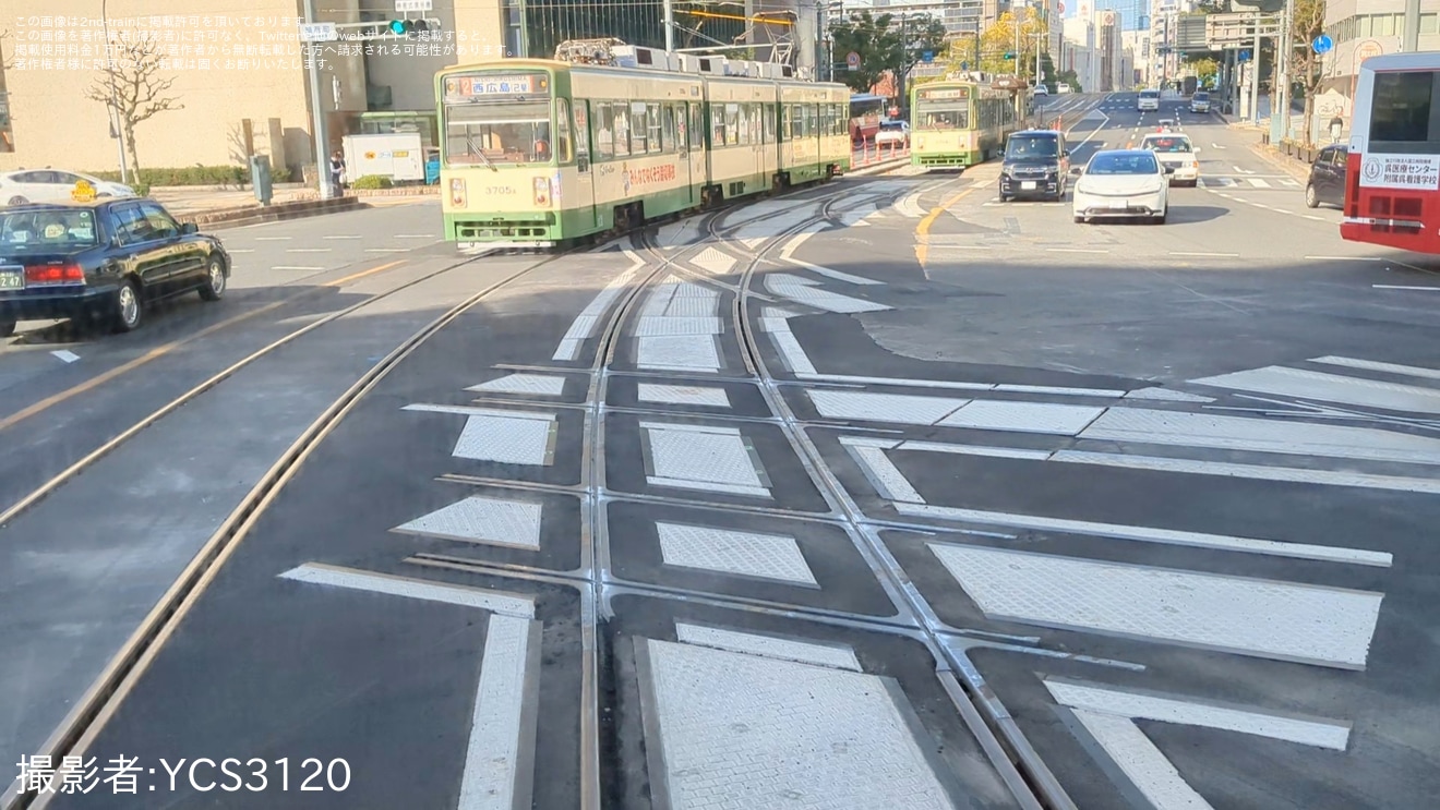 【広電】駅前大橋線の稲荷町交差点のダイヤモンドクロッシングが敷設の拡大写真