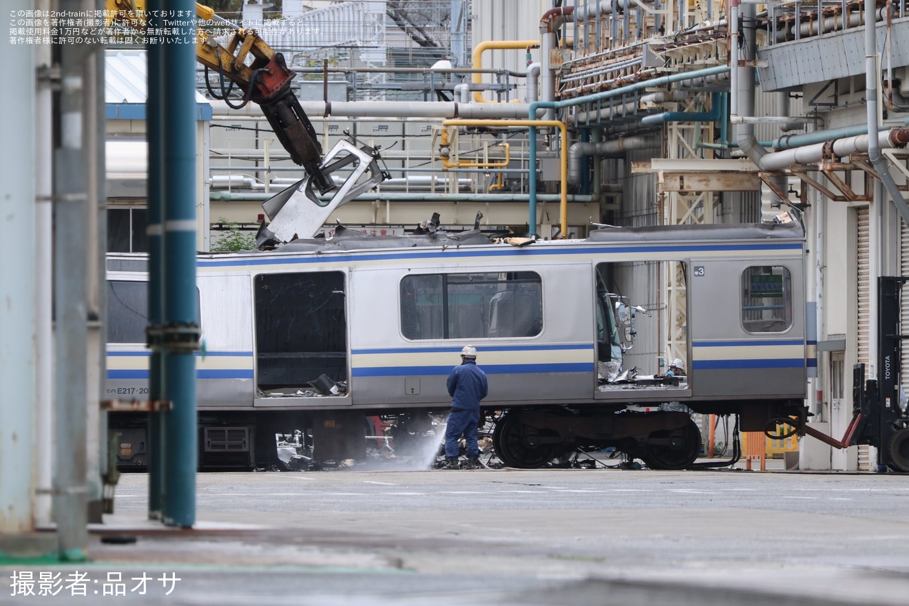 【JR東】E217系クラY-139編成の増3号車(モハE217-2078)が東京総合車両センターで解体中の拡大写真