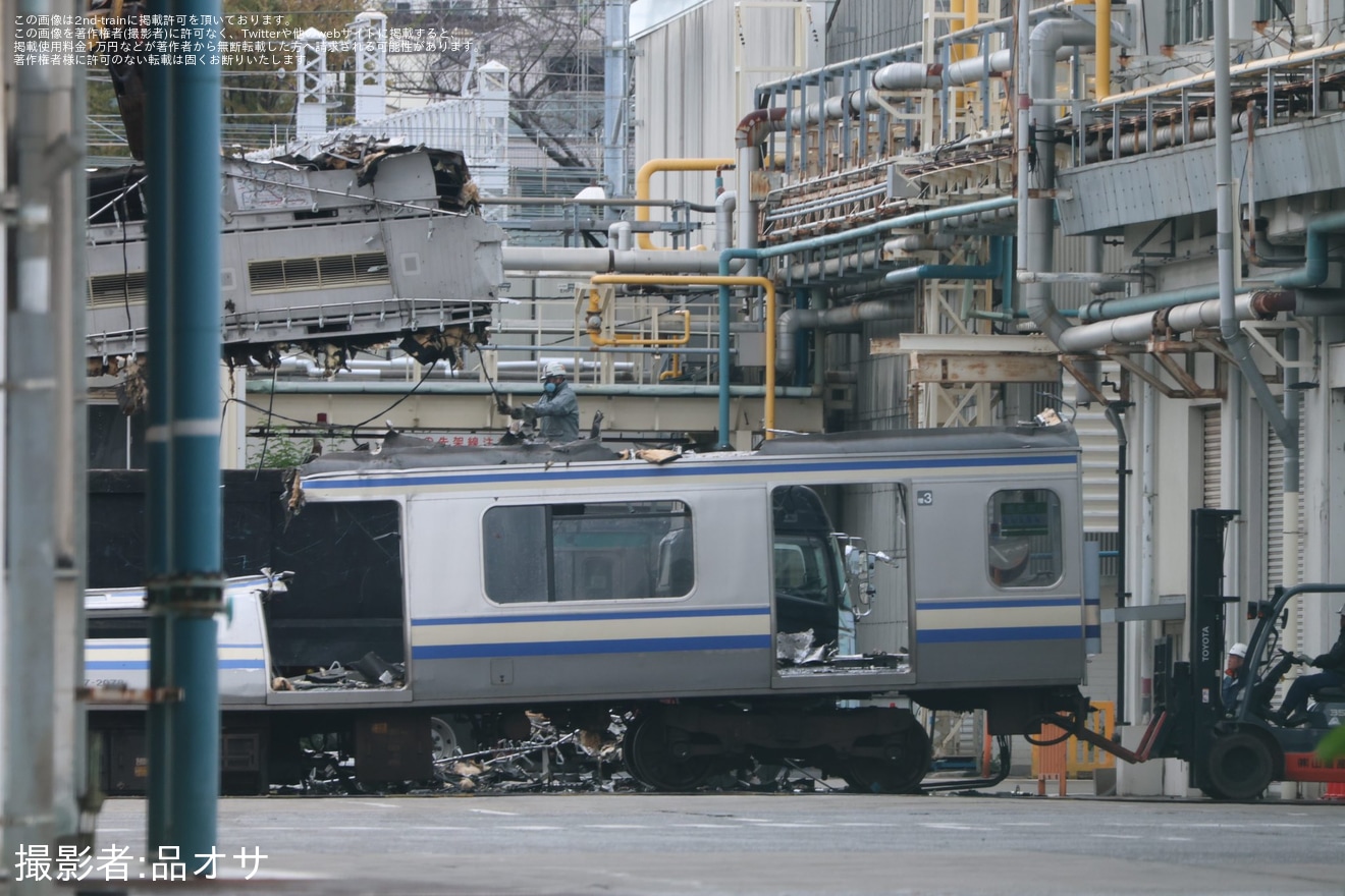 【JR東】E217系クラY-139編成の増3号車(モハE217-2078)が東京総合車両センターで解体中の拡大写真