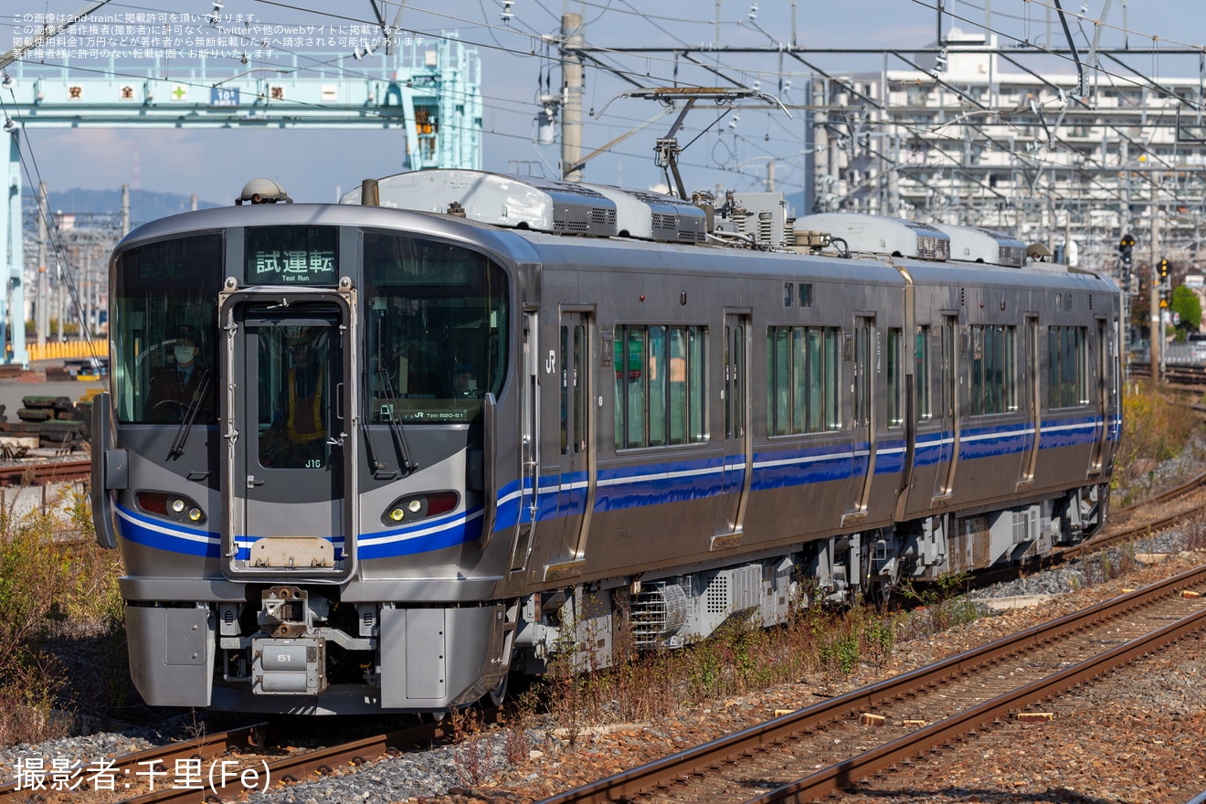 【JR西】521系J16編成吹田総合車両所出場試運転の拡大写真