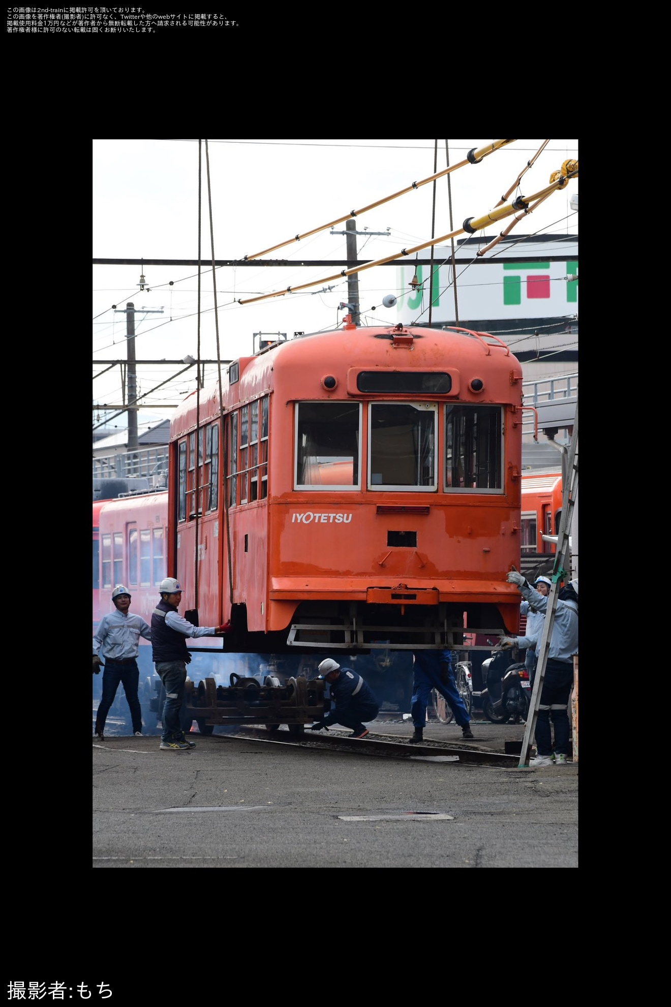 【伊予鉄】モハ50形52号車と69号車廃車陸送の拡大写真