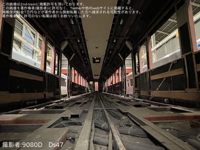 【JR九】キハ47-9082+キハ47-8159「いさぶろう・しんぺい」が「かんぱち・いちろく」に改造中を小倉総合車両センターで撮影した写真