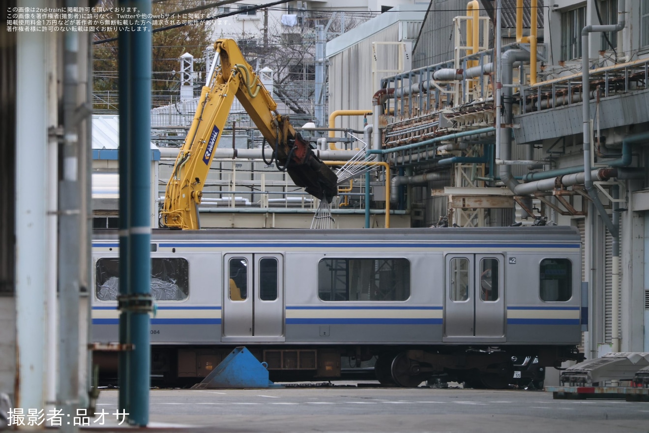 【JR東】E217系クラY-142編成の増2号車(モハE216-2084)が東京総合車両センターで解体中の拡大写真