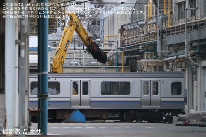 【JR東】E217系クラY-142編成の増2号車(モハE216-2084)が東京総合車両センターで解体中