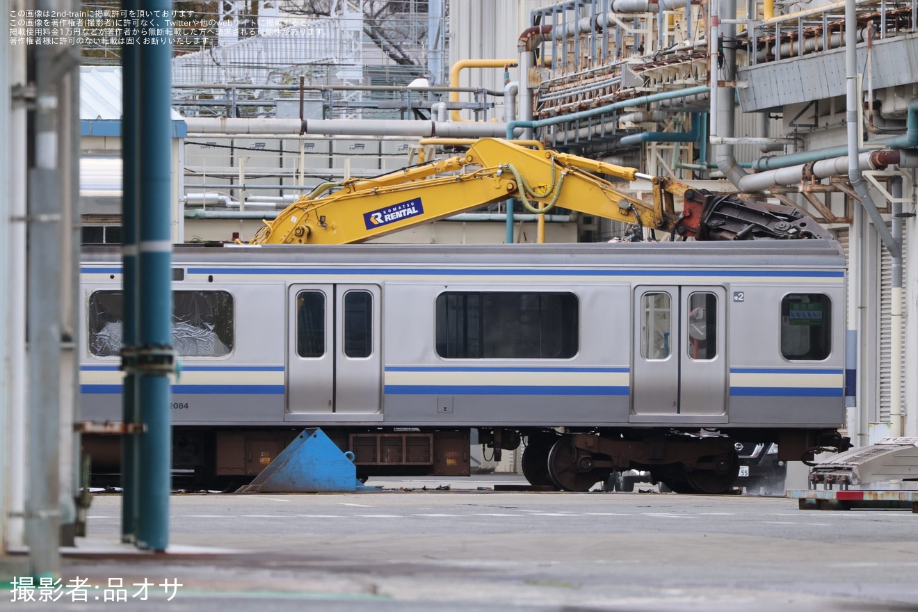 【JR東】E217系クラY-142編成の増2号車(モハE216-2084)が東京総合車両センターで解体中の拡大写真