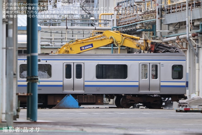 【JR東】E217系クラY-142編成の増2号車(モハE216-2084)が東京総合車両センターで解体中を東京総合車両センター付近で撮影した写真