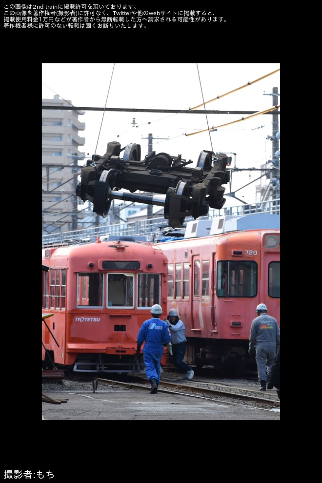 【伊予鉄】モハ50形52号車と69号車廃車陸送を不明で撮影した写真