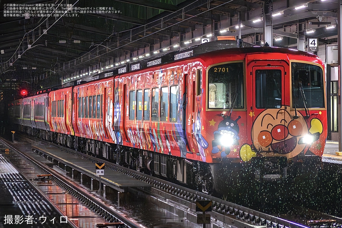【JR四】「しまんと」側を赤いアンパンマン列車で「南風28号」と「しまんと6号」が運転の拡大写真