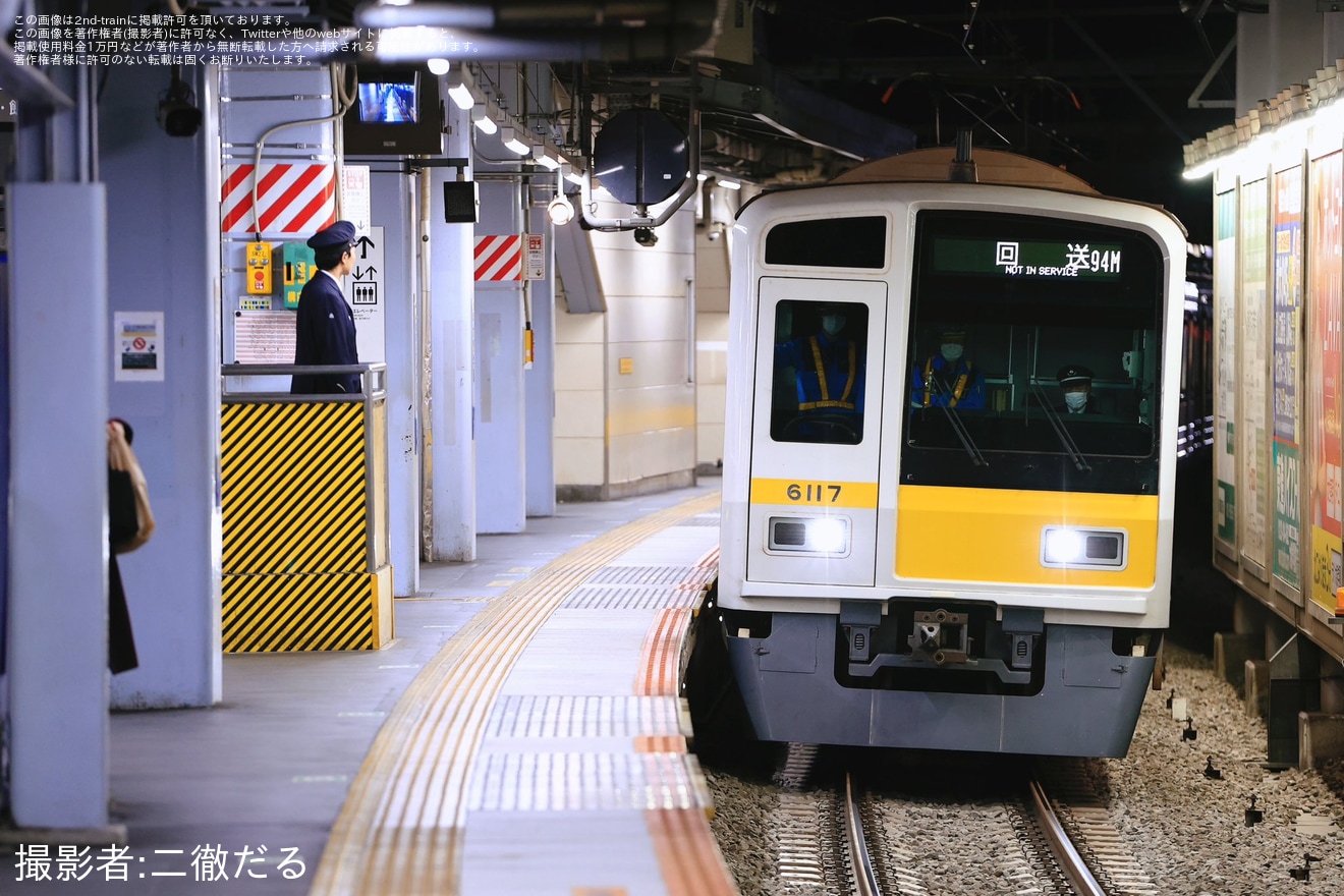 【西武】6000系6117F(西武有楽町線開通40周年記念車両)が元住吉から故障に伴い回送の拡大写真