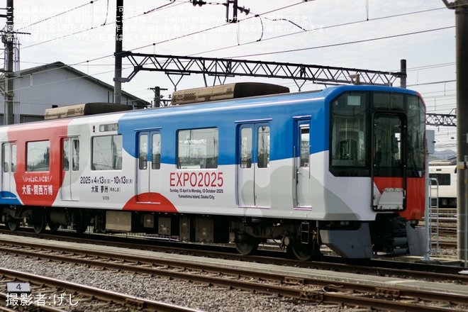 【近鉄】9820系EH28へ大阪・関西万博ラッピングが取り付けを不明で撮影した写真