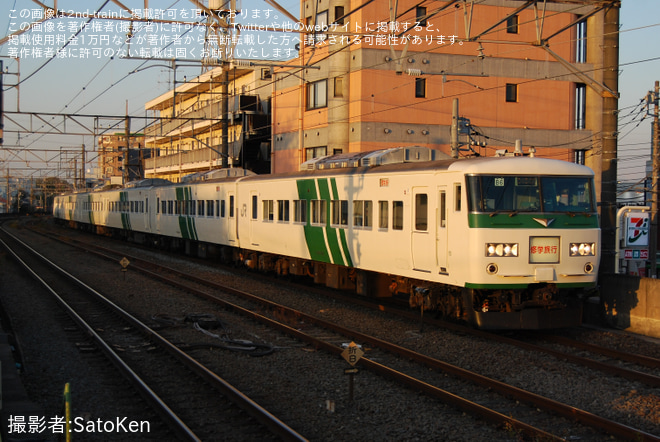 【JR東】185系B6編成による日光集約臨運転(20231124)を西国分寺駅で撮影した写真