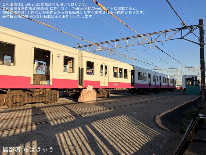 【新京成】8800形8804編成が解体作業中をくぬぎ山車両基地付近で撮影した写真