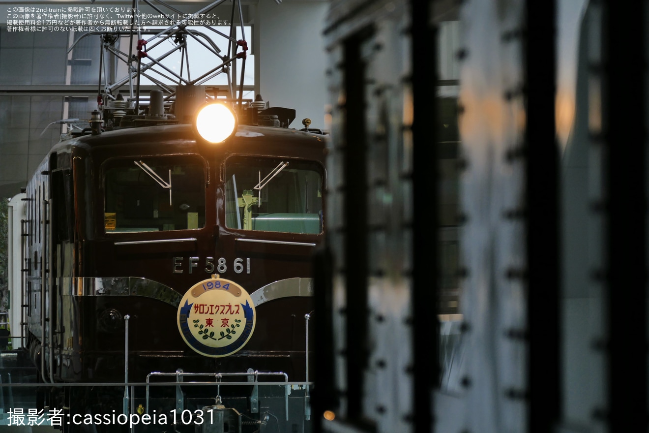 【JR東】EF58-61へ「サロンエクスプレス東京」ヘッドマークが取り付けの拡大写真