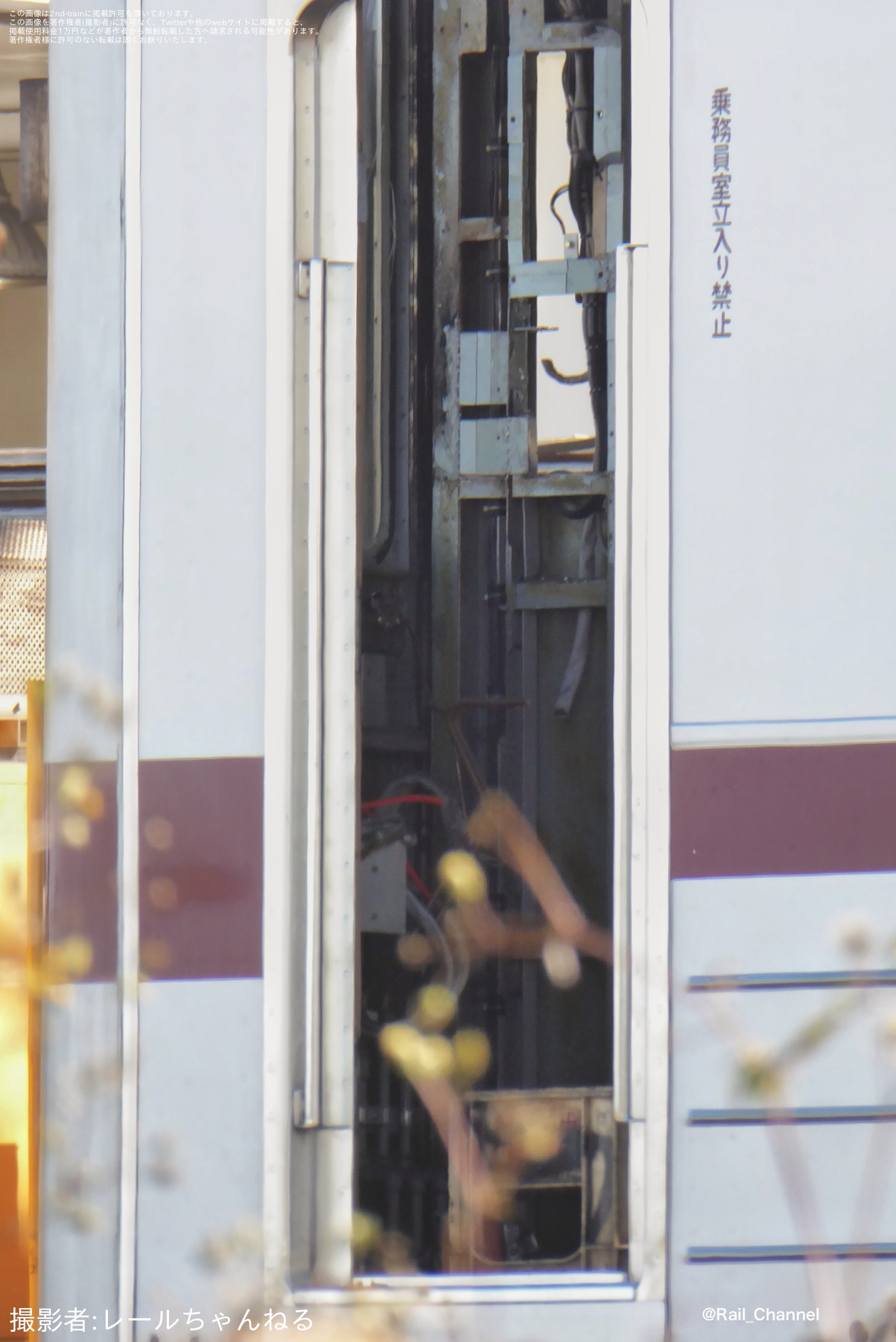 【東武】10030型11457Fの内装撤去が開始済の拡大写真