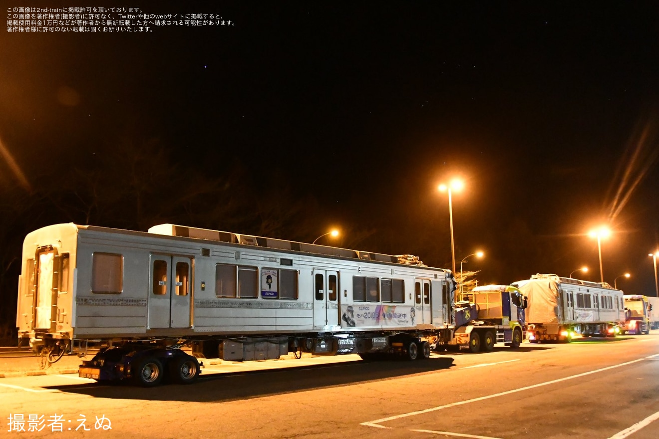 【アルピコ】元東武車の20100形モハ20105およびクハ20106が京王重機から搬入・陸送の拡大写真