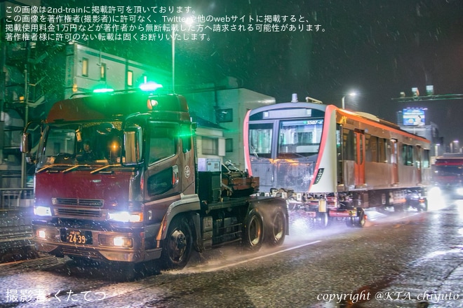 【都営】5500形5507編成のうち5507-8と5507-7が、総合車両製作所横浜事業所へ陸送を不明で撮影した写真