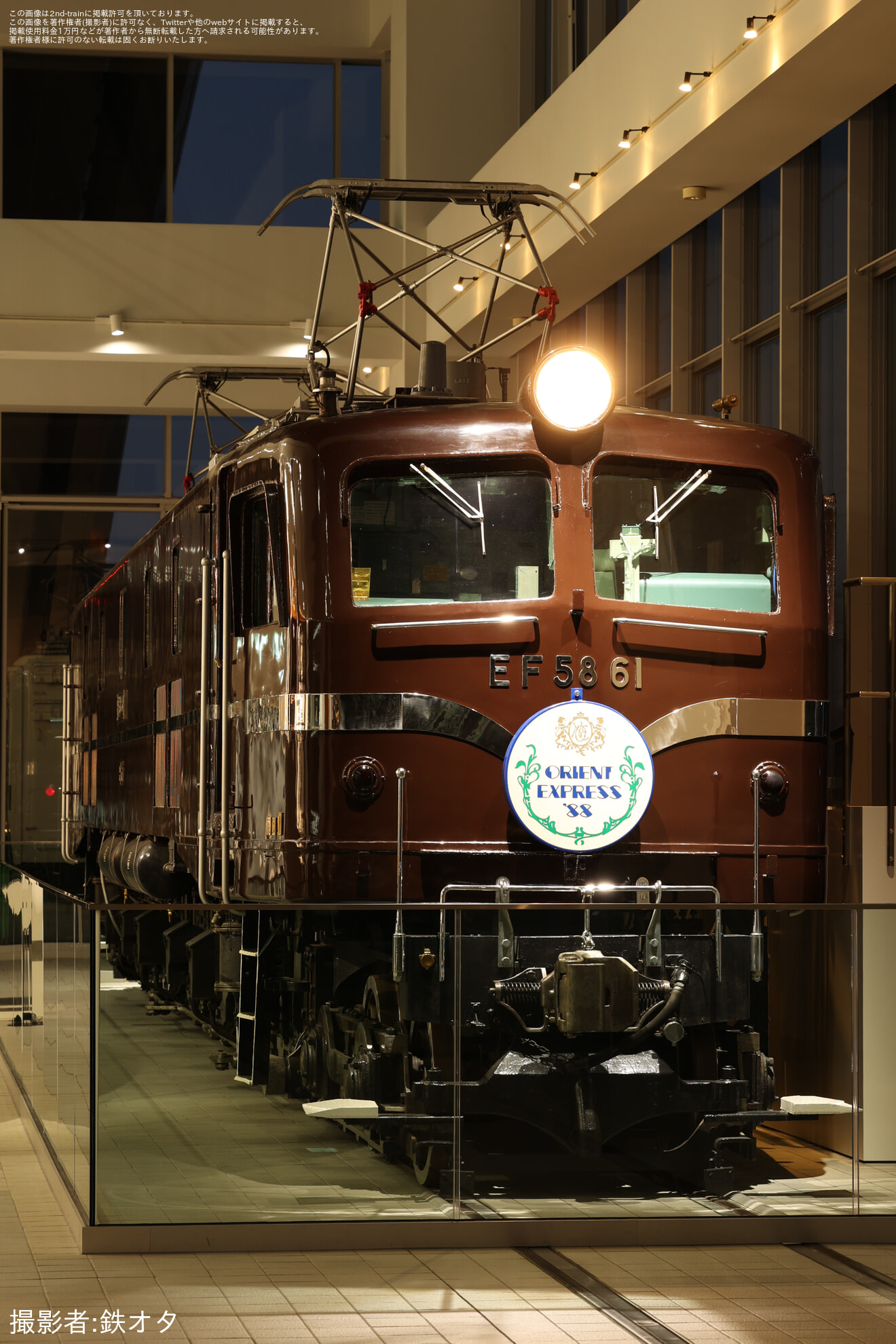 【JR東】鉄道博物館のEF58-61にオリエントエクスプレス88のHM掲出の拡大写真