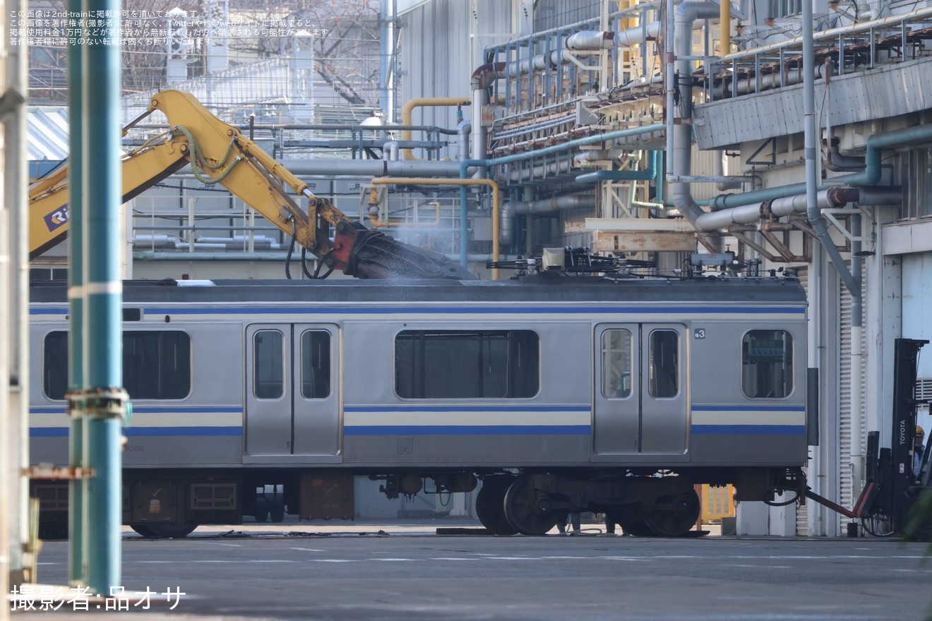 【JR東】E217系クラY-104編成の増4号車・3号車が解体中の拡大写真
