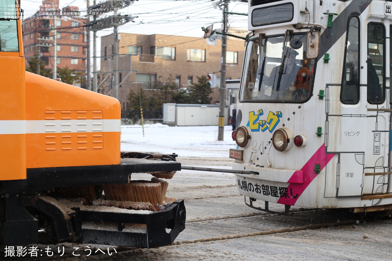 【札幌市交】240形247号が雪21号(ササラ電車)により救援回送の拡大写真