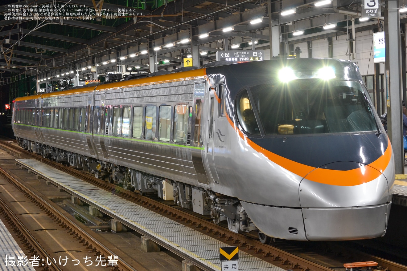 【JR四】8000系S4編成リニューアル車が夜間試運転の為送り込み回送の拡大写真