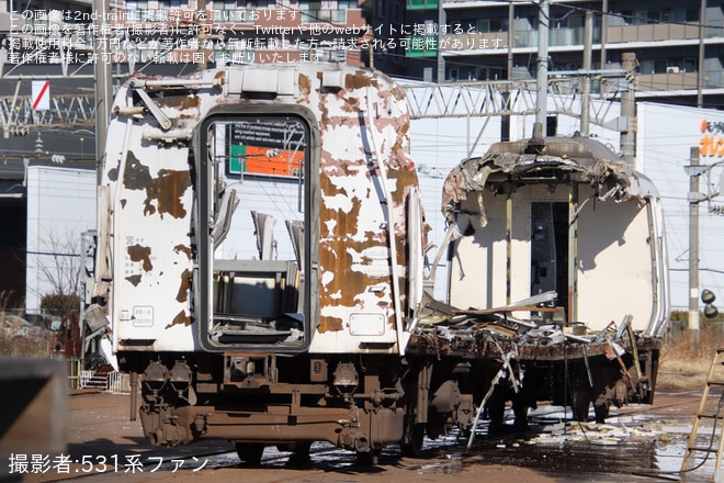 【JR東】651系OM201編成の先頭車が解体を郡山総合車両センター付近で撮影した写真