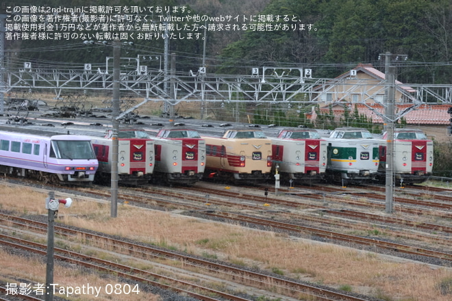 【JR西】伯備線特急「やくも」運休に伴い出雲支所で7運用分の381系が並ぶ