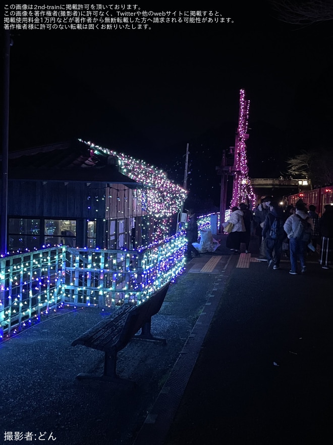 【嵯峨野】「クリスマスロマンティックトレイン」を特別ダイヤで運行をトロッコ保津峡駅で撮影した写真