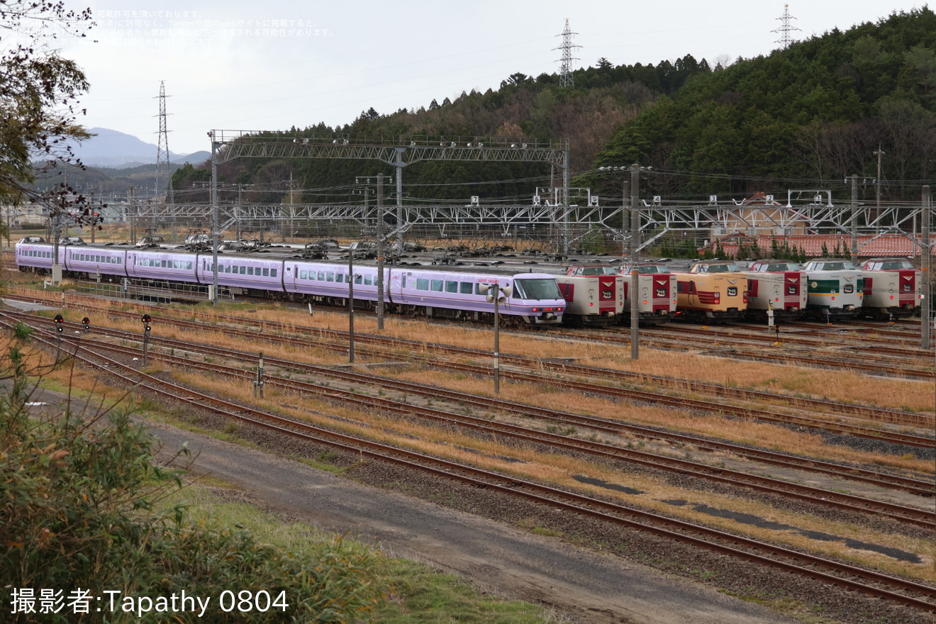 【JR西】伯備線特急「やくも」運休に伴い出雲支所で7運用分の381系が並ぶの拡大写真