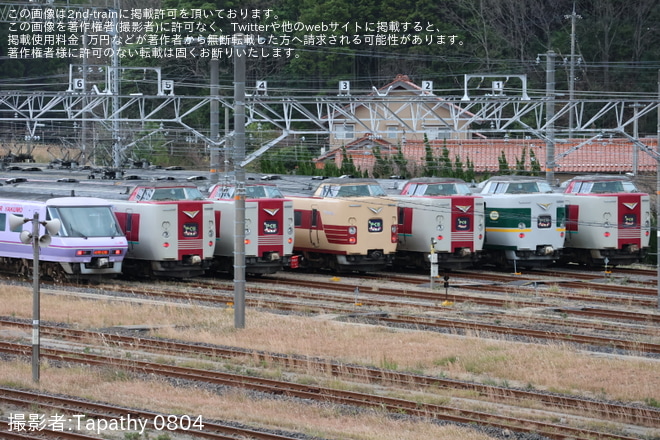 【JR西】伯備線特急「やくも」運休に伴い出雲支所で7運用分の381系が並ぶ