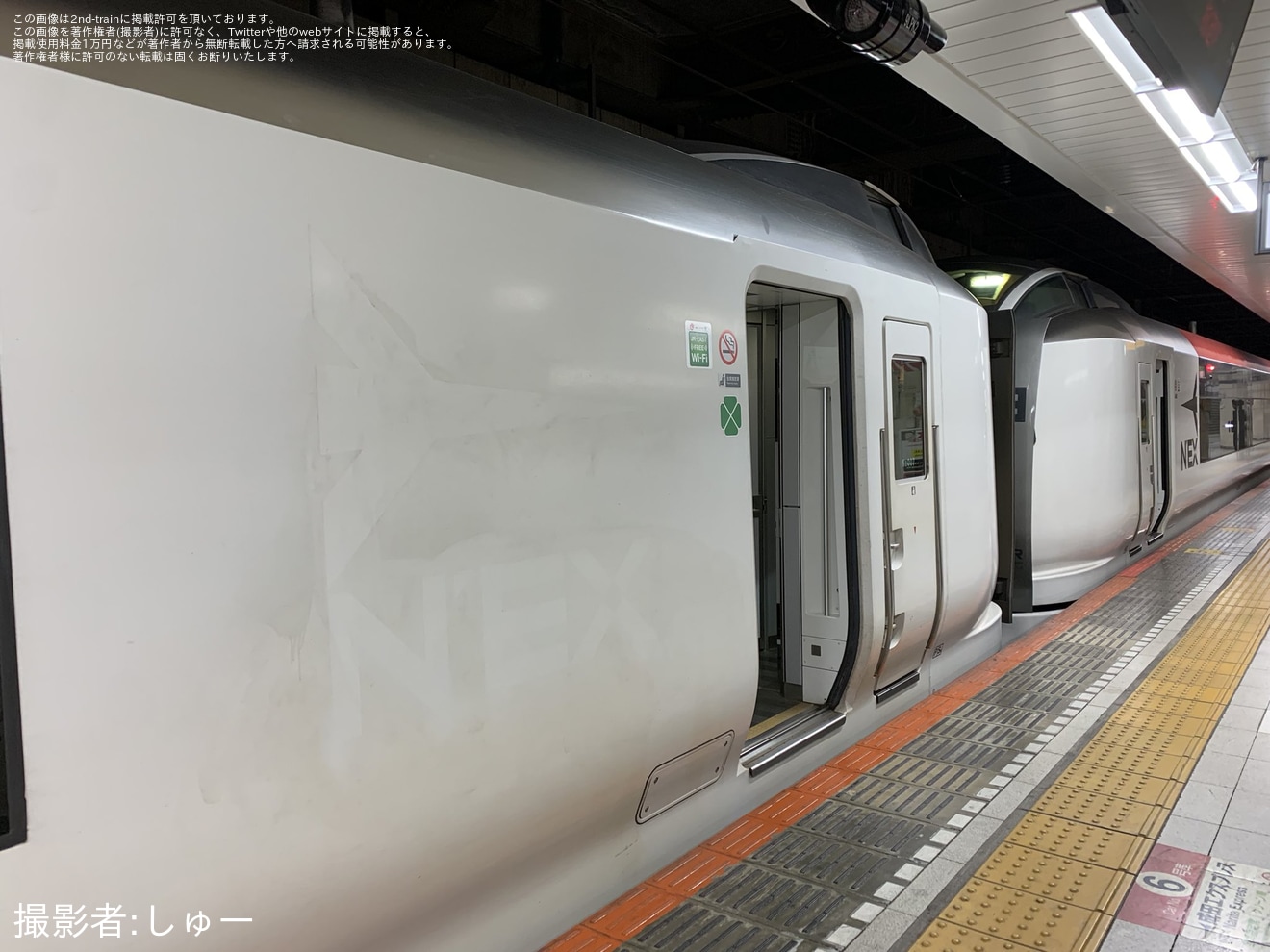 【JR東】E259系Ne007編成に存在していたNEX(成田エクスプレス)のロゴマークが剥がれた状態にの拡大写真