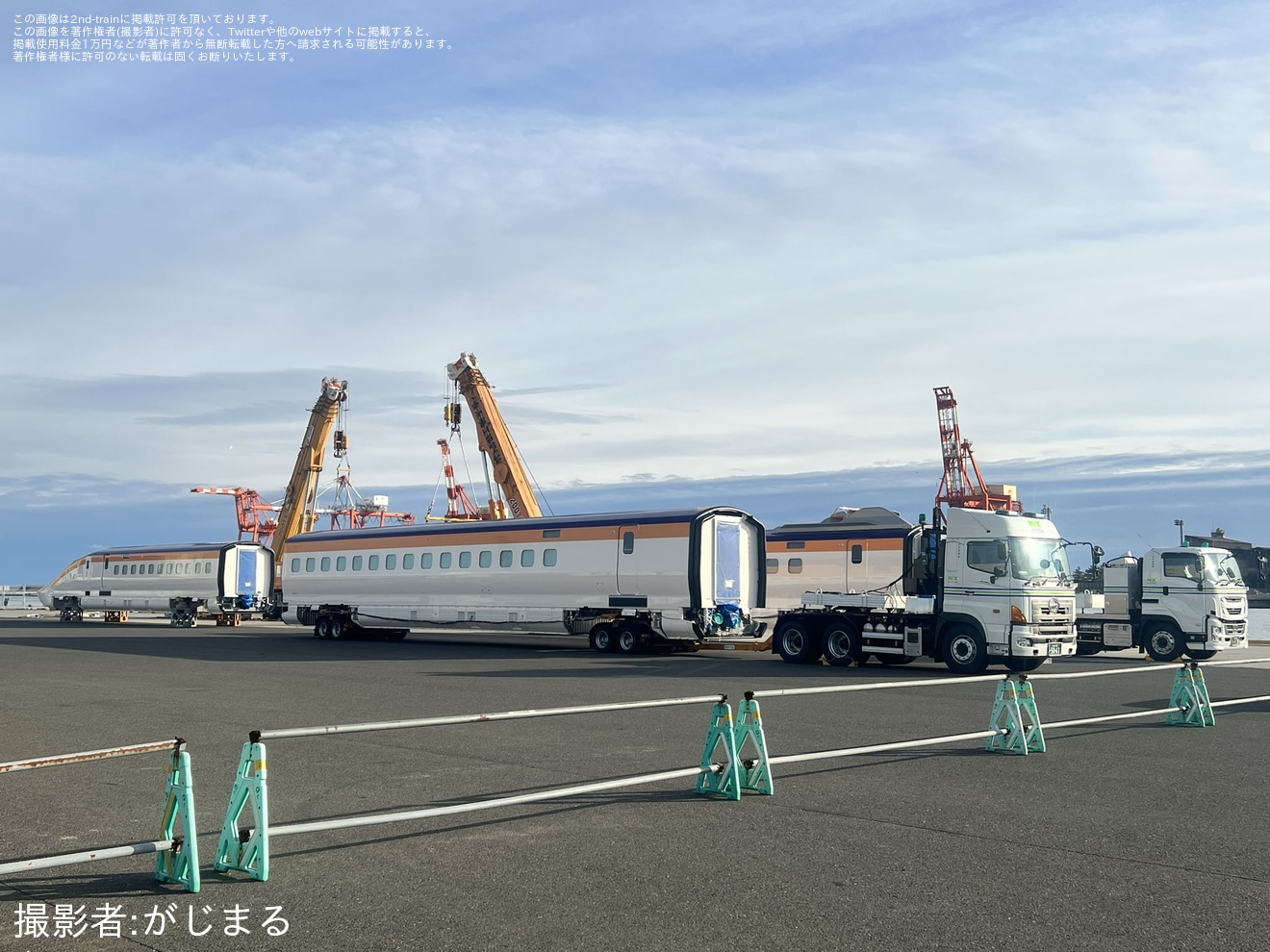 【JR東】E8系G2編成が仙台港で陸揚げの拡大写真