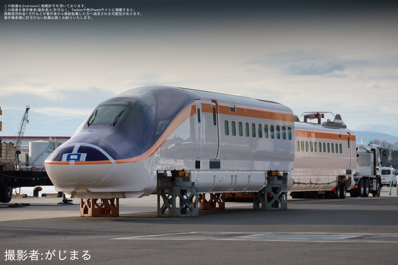 【JR東】E8系G2編成が仙台港で陸揚げの拡大写真