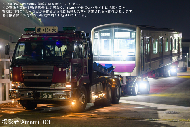 【大阪メトロ】30000系32602Fが近畿車輛に陸送されるを緑木車両工場で撮影した写真