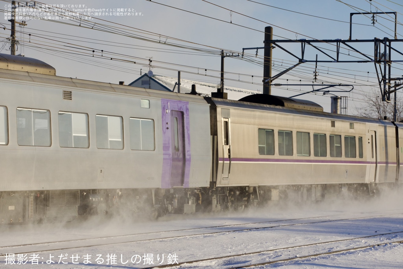 【JR北】キハ261系にてラベンダー編成の一部車両と通常車両の混結運用が実現の拡大写真