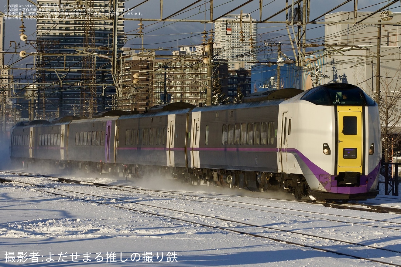 【JR北】キハ261系にてラベンダー編成の一部車両と通常車両の混結運用が実現の拡大写真