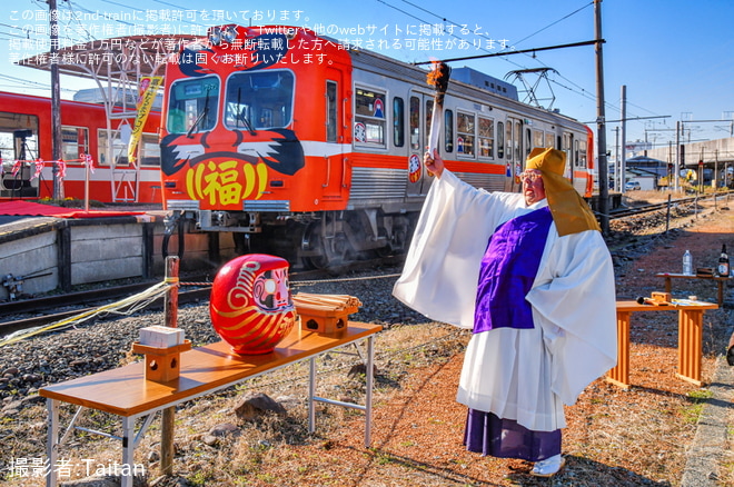 【岳南】「だるま電車」ヘッドマークを取り付け開始(2023年12月〜2024年2月)を岳南江尾駅で撮影した写真