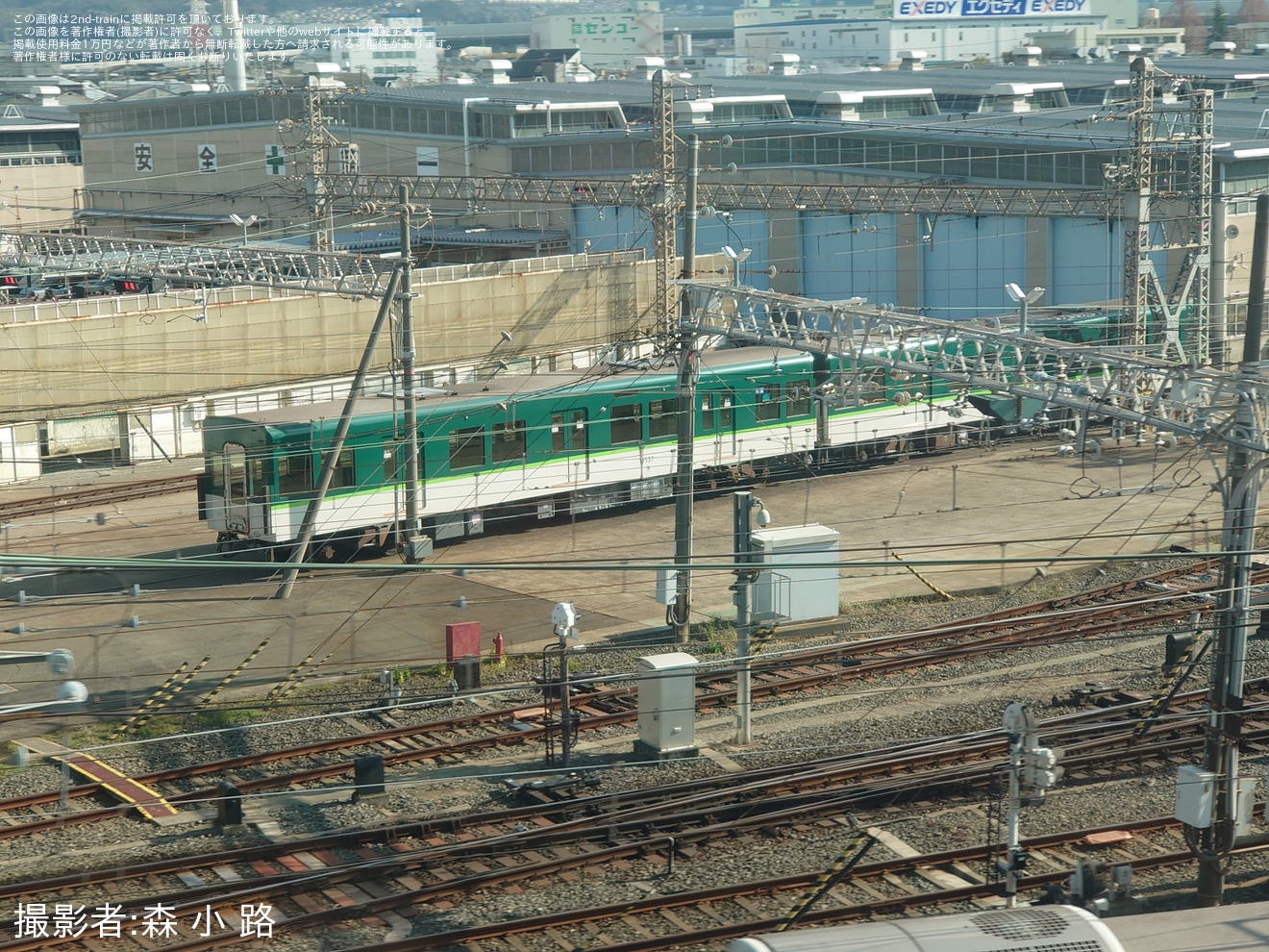 【京阪】元13750形と思われる13000系中間車両(京都方の車番は13537)が姿を見せるの拡大写真