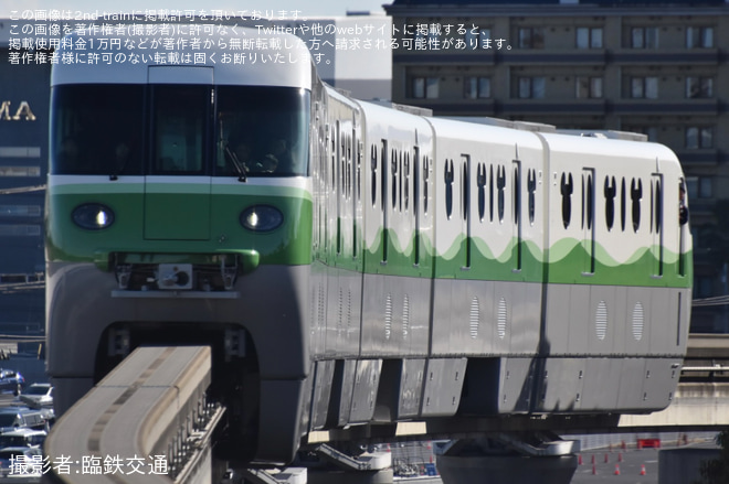 【舞浜リ】Type C 第5編成(グリーン)営業運転開始をリゾートゲートウェイ・ステーション駅で撮影した写真