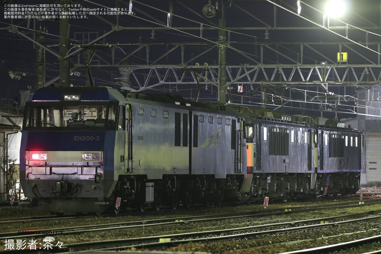 【JR貨】EF64-1043+EF64-1022+EH200-3が80レにて運転の拡大写真