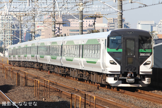 【JR東】E257系オオOM-92編成使用 成田山初詣臨(20240106)を本八幡駅で撮影した写真