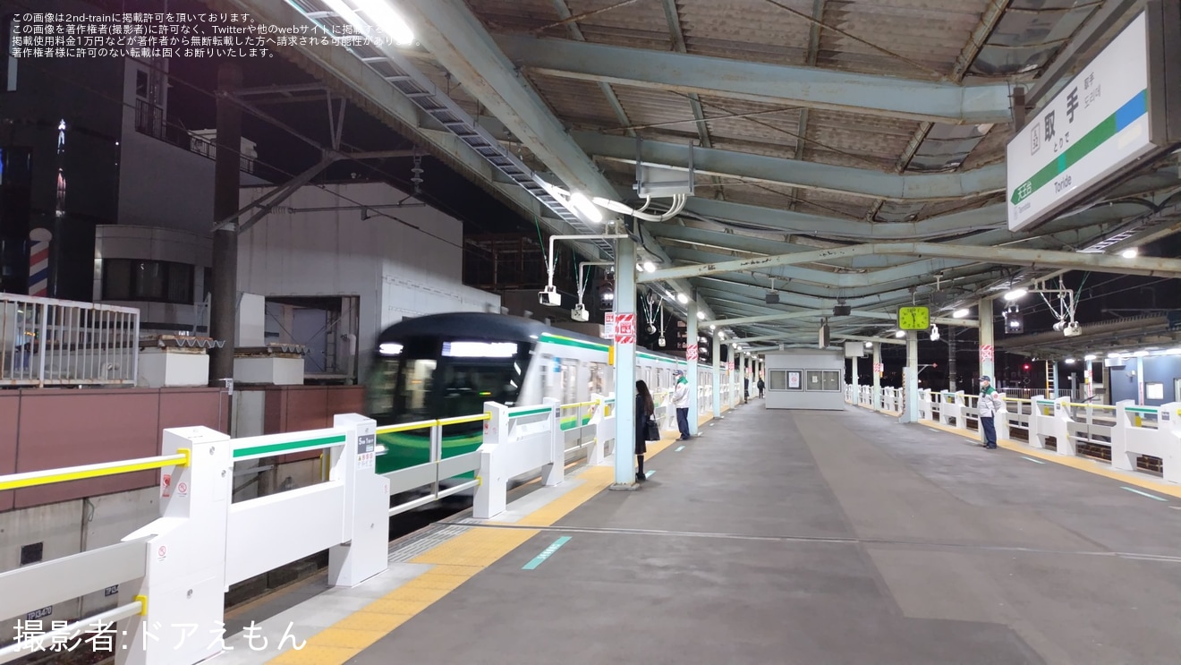 【JR東】茨城県内のJR駅で初のホームドアとなる常磐緩行線取手駅のホームドアが稼働開始の拡大写真