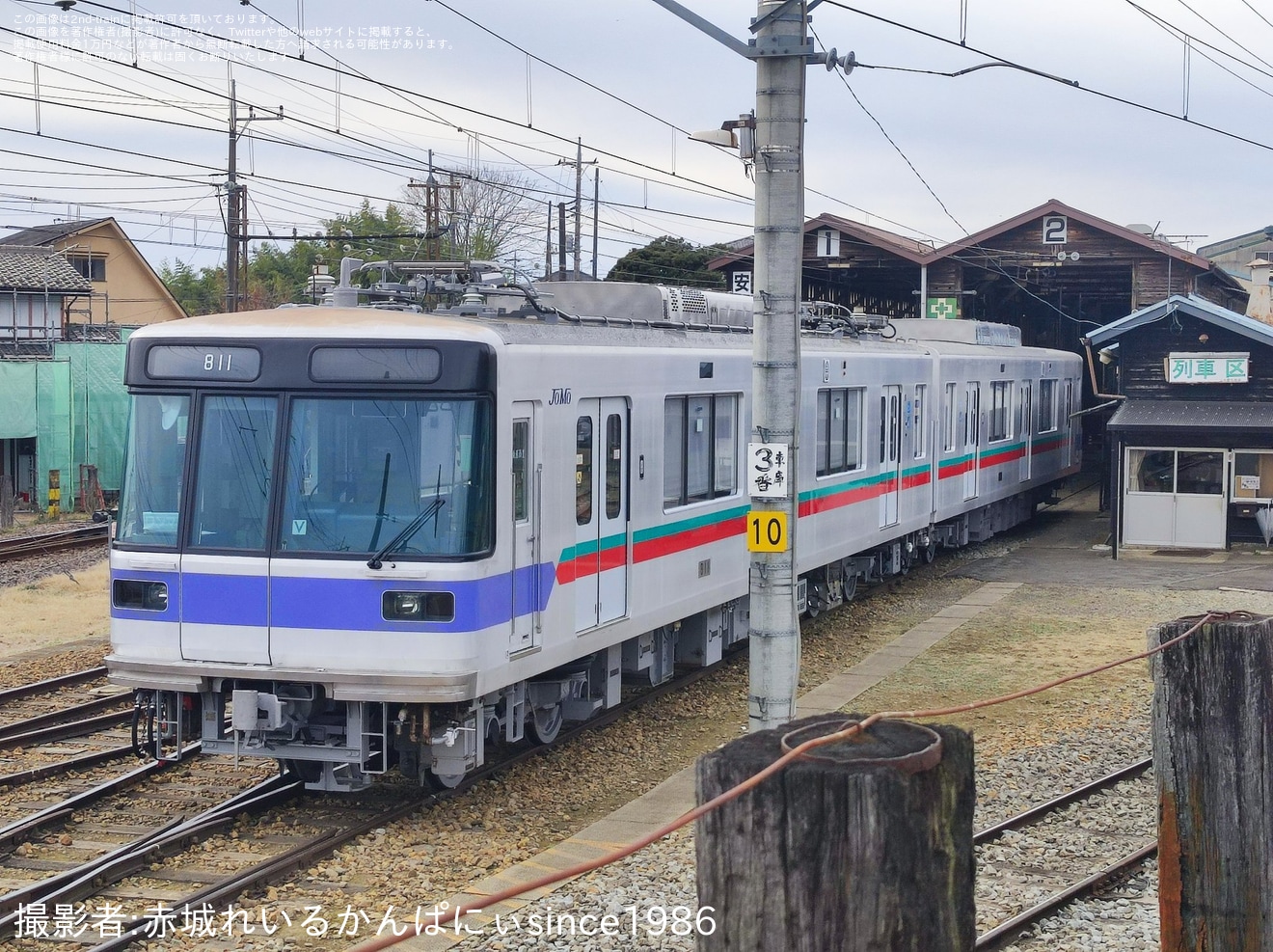 【上毛】元東京メトロ03系03-135F(上毛電鉄800形)が車庫から顔を出すの拡大写真