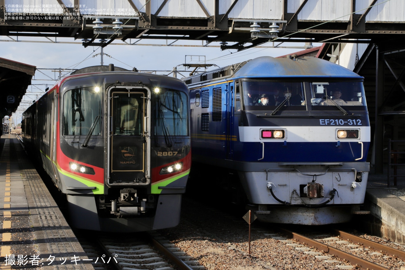 【JR四】EF210と『THE ROYAL EXPRESS』が土讃線琴平駅まで初入線の拡大写真