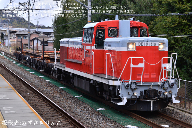 【JR西】DE10-1118牽引の工事用臨時列車が走るを島本駅で撮影した写真