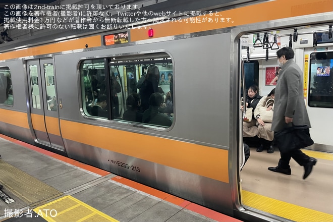 【JR東】E233系八トタT13編成の5号車の前から3番目のドアが故障のためドア開閉せずに営業運転するを吉祥寺駅で撮影した写真