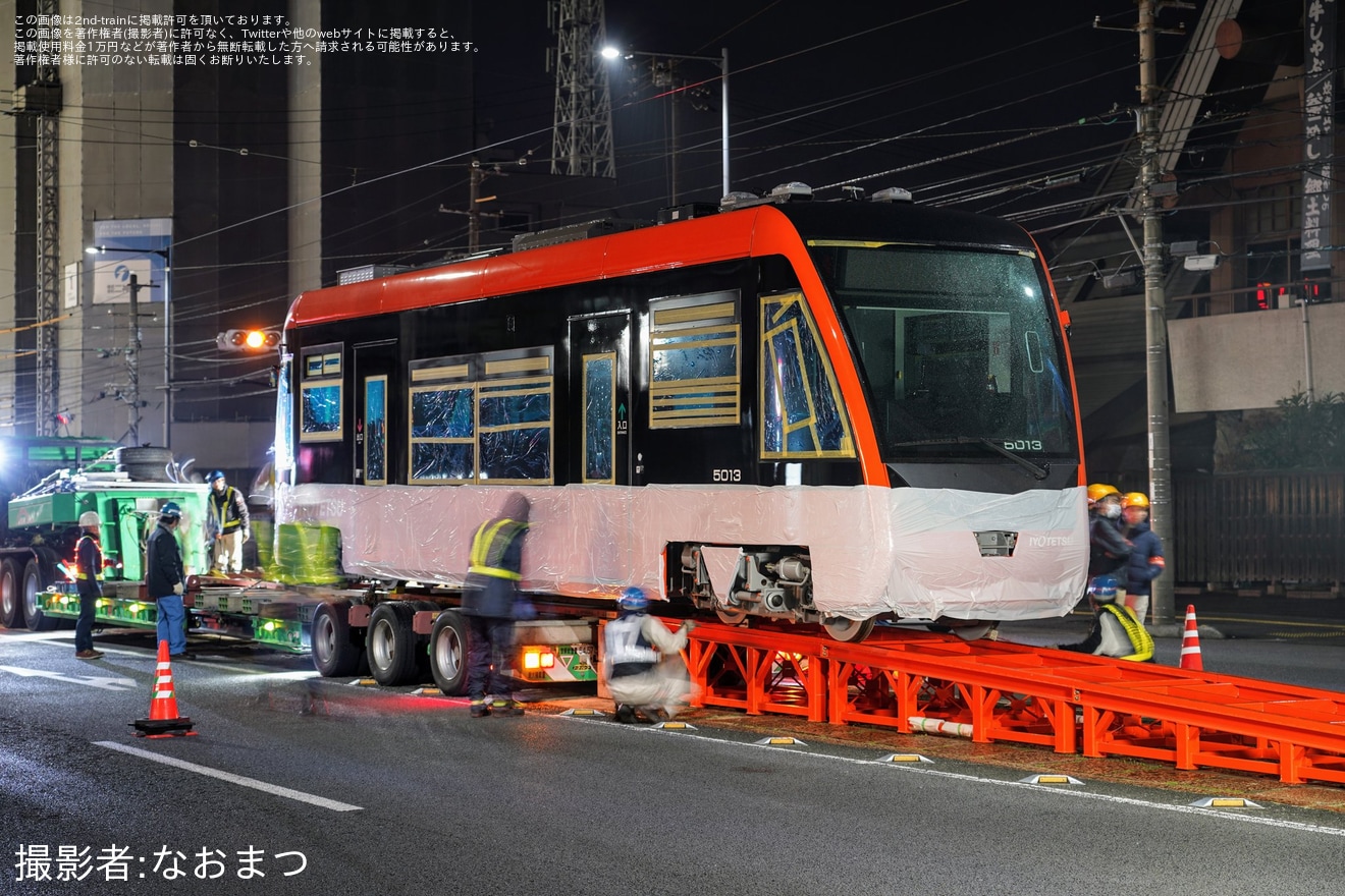 【伊予鉄】5000形5013号車が搬入の拡大写真