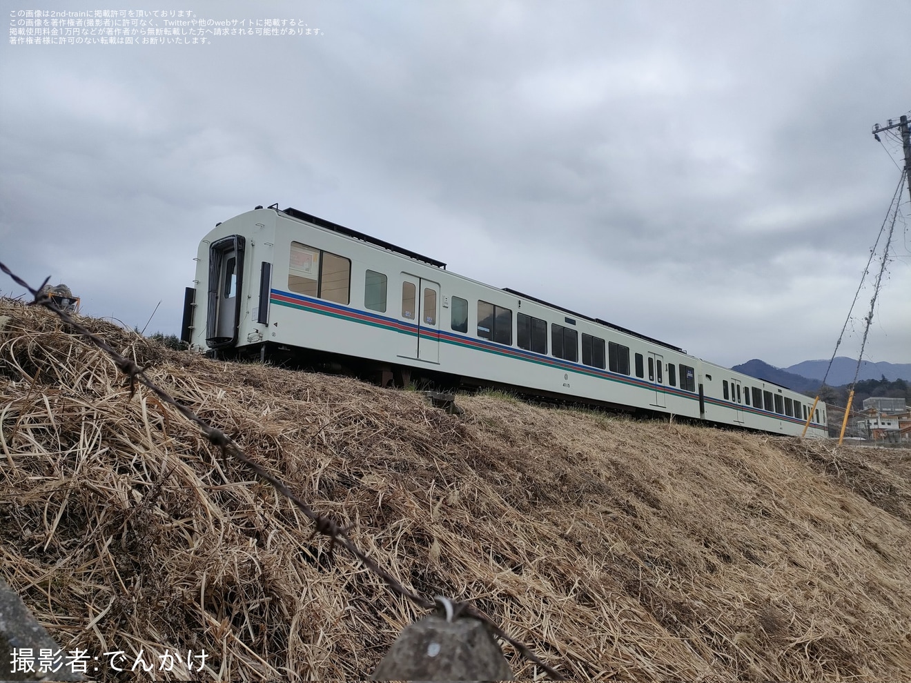 【西武】4000系4015Fがスカート撤去・連結器撤去・クーラー一部撤去の拡大写真